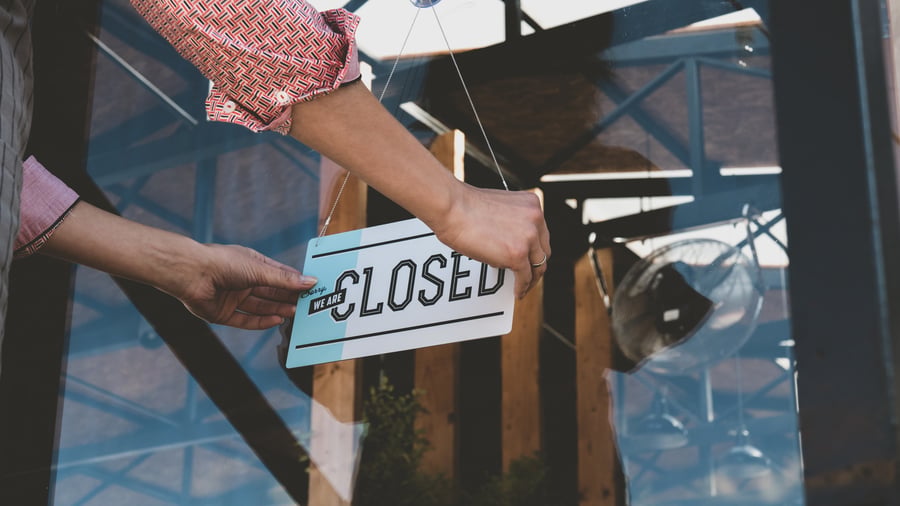 A business putting a closed sign on their door